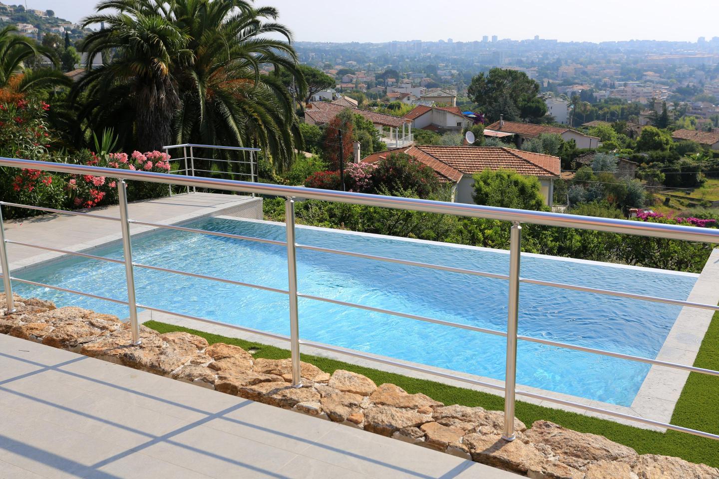 Grasse garde-corps piscine